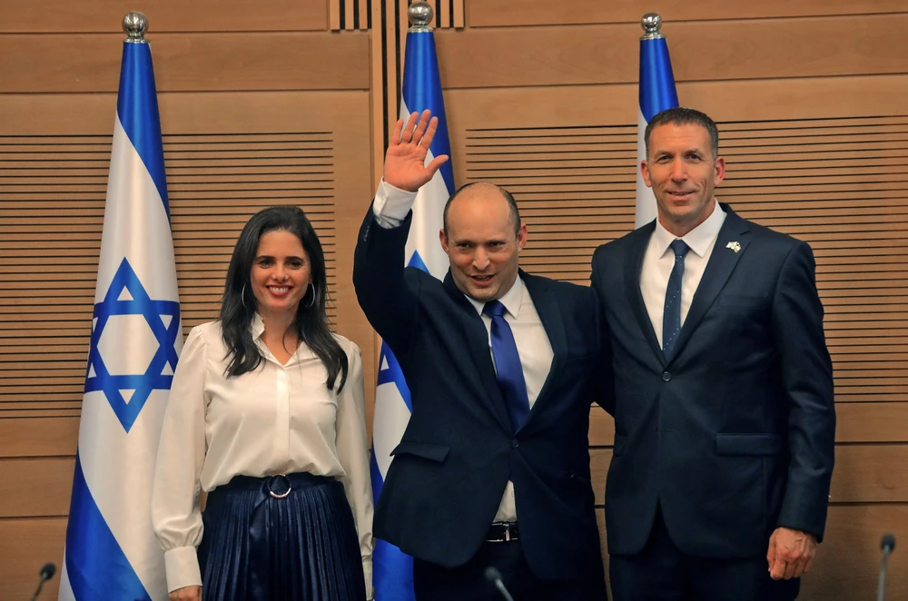Tân Thủ tướng Israel Naftali Bennett (giữa) trong cuộc họp nội các đầu tiên của Chính phủ mới tại Jerusalem. (Ảnh: AFP/TTXVN)
