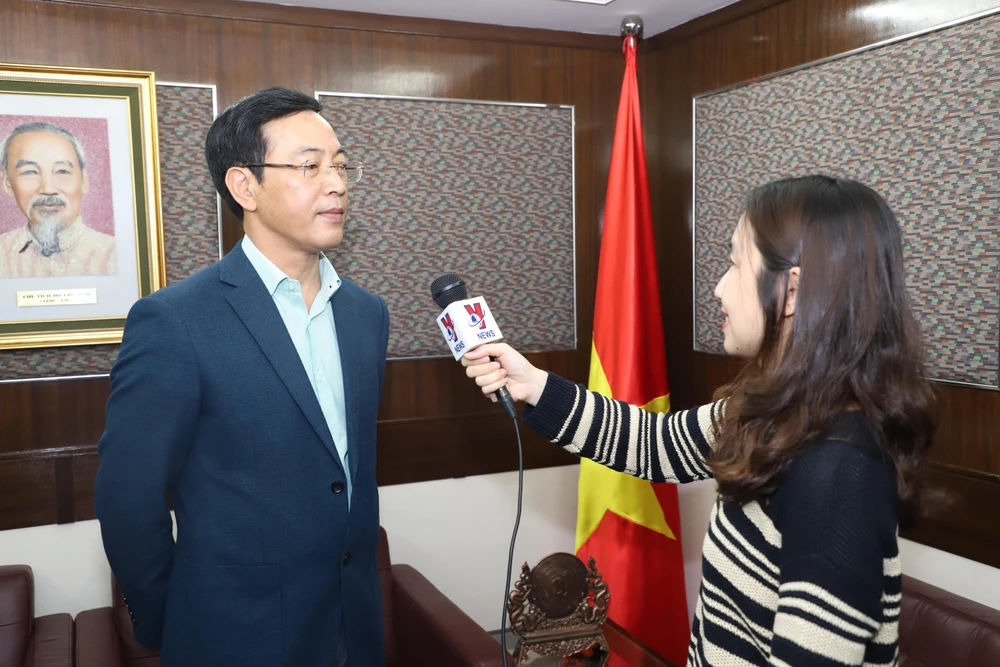 Phóng viên Lê Anh phỏng vấn ông Trần Thanh Huân.