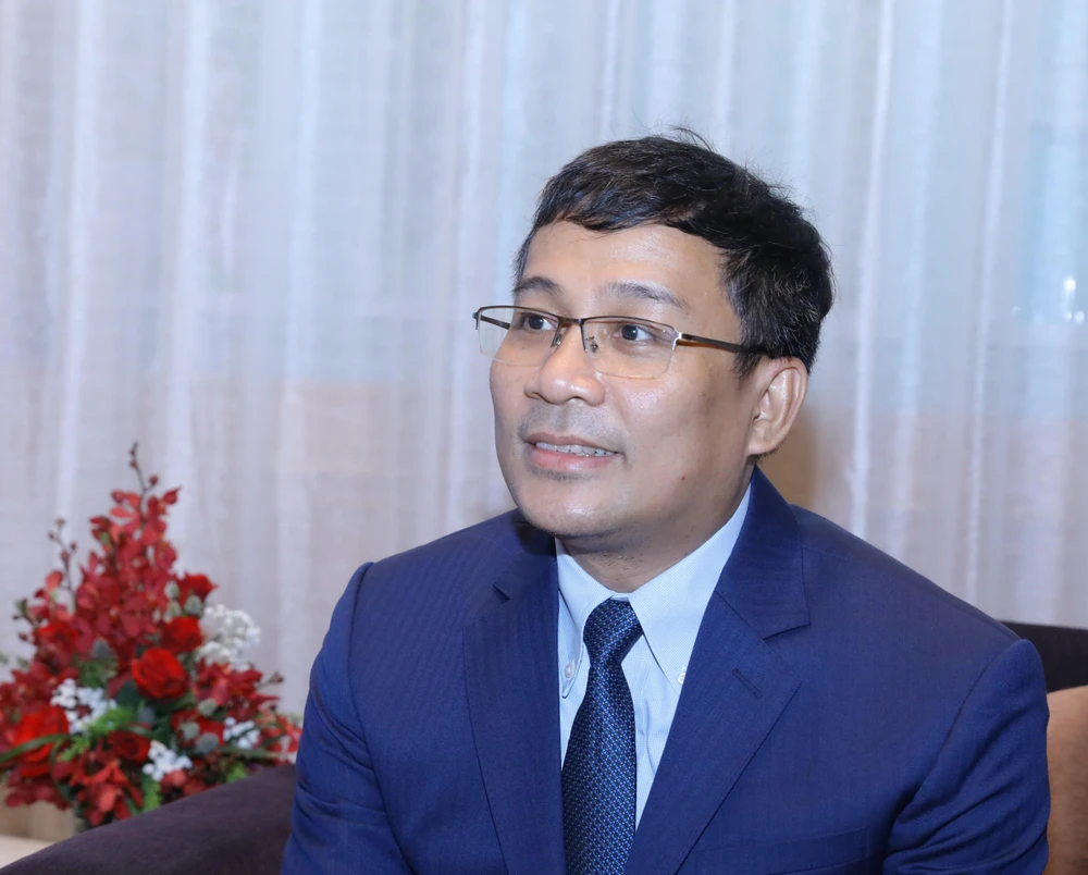 Thứ trưởng Bộ Ngoại giao Nguyễn Minh Vũ trả lời phỏng vấn các cơ quan thông tấn, báo chí. (Ảnh: Nguyễn Điệp/TTXVN)
