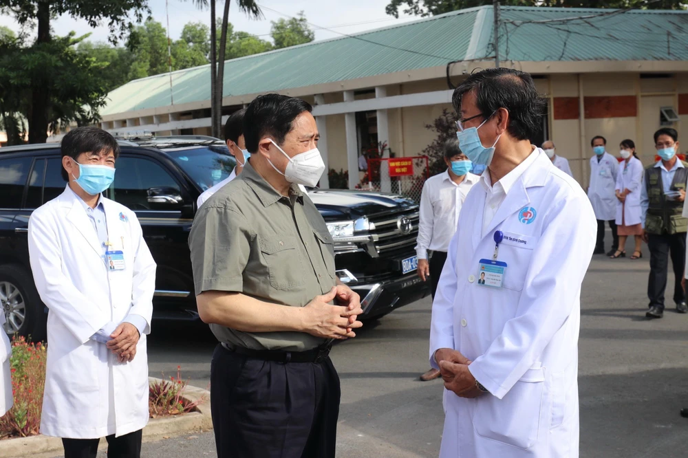 Đoàn công tác của Chính phủ do Thủ tướng Chính phủ Phạm Minh Chính dẫn đầu kiểm tra công tác phòng, chống dịch và điều trị bệnh nhân COVID-19 tại Bệnh viện Đa khoa tỉnh Bình Dương. (Ảnh: TTXVN phát)