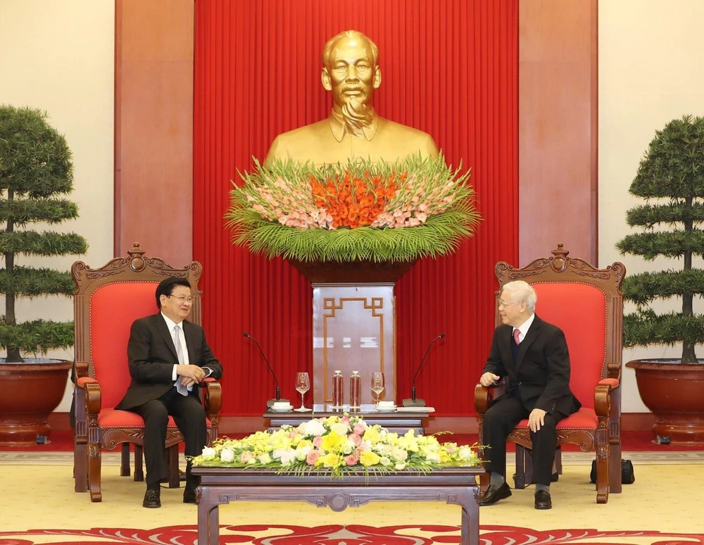 Tổng Bí thư Nguyễn Phú Trọng tiếp Thủ tướng Lào Thongloun Sisoulith, hồi tháng 12/2020. (Ảnh: Trí Dũng/TTXVN)