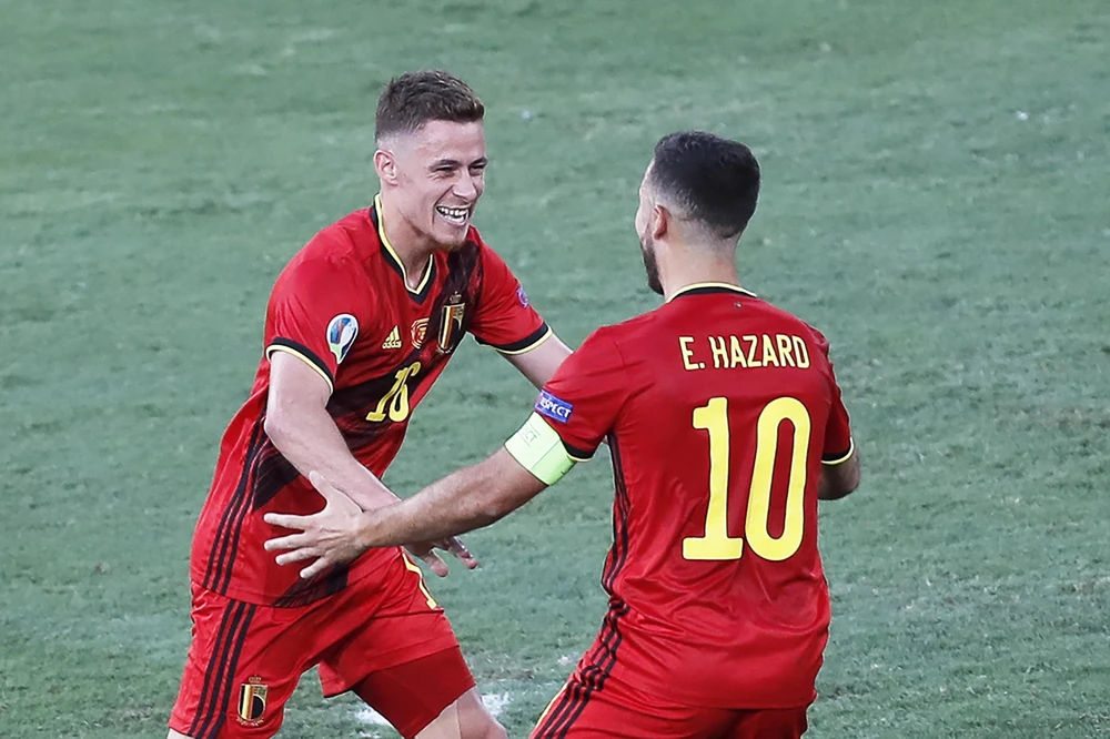 Thorgan Hazard ăn mừng cùng anh trai Eden sau khi lập siêu phẩ vào lưới Bồ Đào Nha. (Nguồn: AFP)