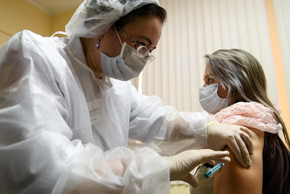 Nhân viên y tế tiêm vaccine phòng COVID-19 cho người dân tại Moskva, Nga. (Ảnh: AFP/TTXVN)