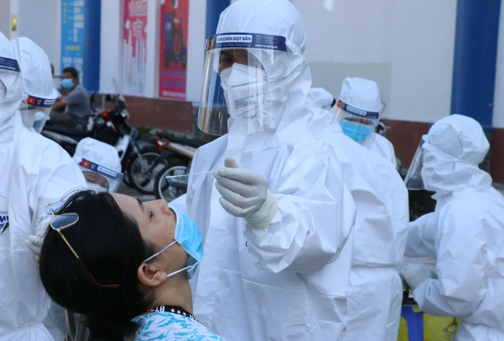 Các y, bác sỹ Trung tâm Y tế thành phố Tuy Hòa, Phú Yên lấy mẫu xét nghiệm. (Ảnh: Phạm Cường/TTXVN)