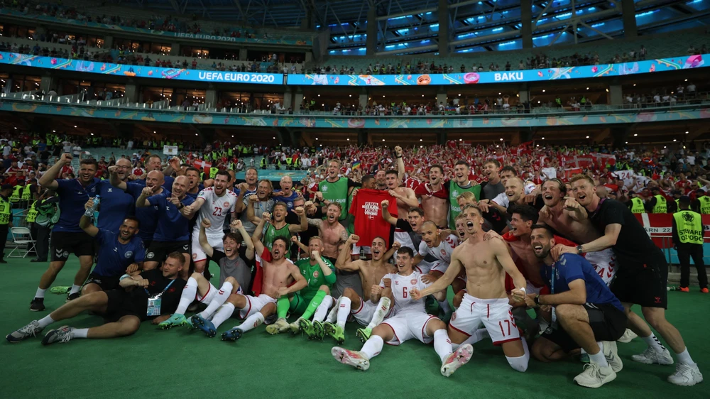 Niềm vui của các cầu thủ Đan Mạch khi giành vé vào bán kết. (Ảnh: AFP/TTXVN)