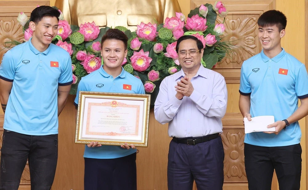 Thủ tướng Phạm Minh Chính tặng Bằng khen cho Đội tuyển bóng đá nam vì có thành tích xuất sắc. (Ảnh: Dương Giang/TTXVN)
