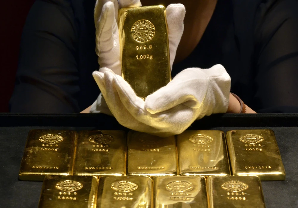 Vàng miếng được bày bán tại một tiệm kim hoàn ở Tokyo, Nhật Bản. (Ảnh: AFP/TTXVN)