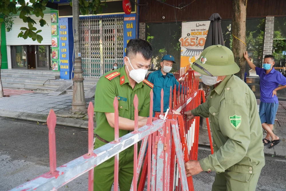 Lực lượng chức năng lập chốt kiểm soát dịch bệnh COVID-19 tại Bắc Ninh. (Ảnh: Thanh Thương/TTXVN)