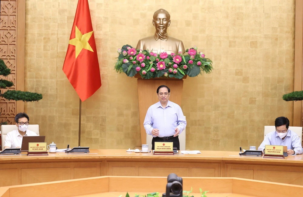 Thủ tướng Phạm Minh Chính chủ trì họp trực tuyến Chính phủ với 27 tỉnh, thành phố phía Nam để triển khai các biện pháp cấp bách nhằm ngăn chặn, kiểm soát dịch COVID-19. (Ảnh: Dương Giang/TTXVN)