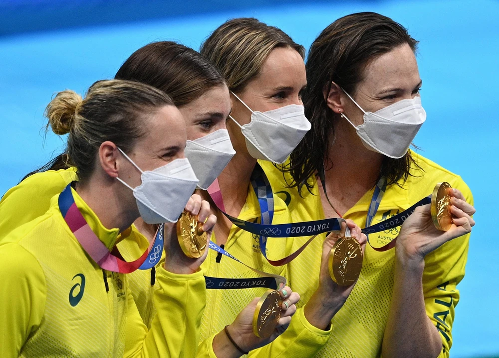 Các kình ngư Australia giành huy chương vàng nội dung bơi nữ 4x100m tiếp sức tự do. (Ảnh: AFP/TTXVN)