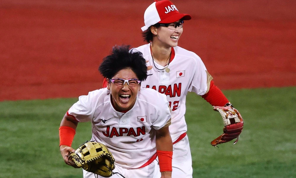 Tuyển bóng mềm nữ giúp Nhật Bản giữ ngôi đầu bảng tổng sắp huy chương Olympic Tokyo 2020. (Nguồn: Reuters)