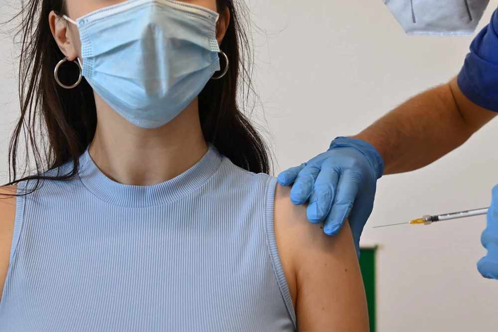 Nhân viên y tế tiêm vaccine phòng COVID-19 cho người dân tại Lampedusa, Italy. (Ảnh: AFP/TTXVN)