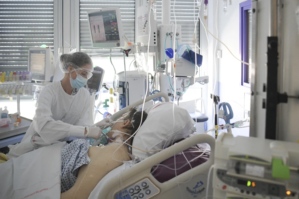 Nhân viên y tế điều trị cho bệnh nhân COVID-19 tại một bệnh viện ở Mulhouse, Pháp. (Ảnh: AFP/TTXVN)