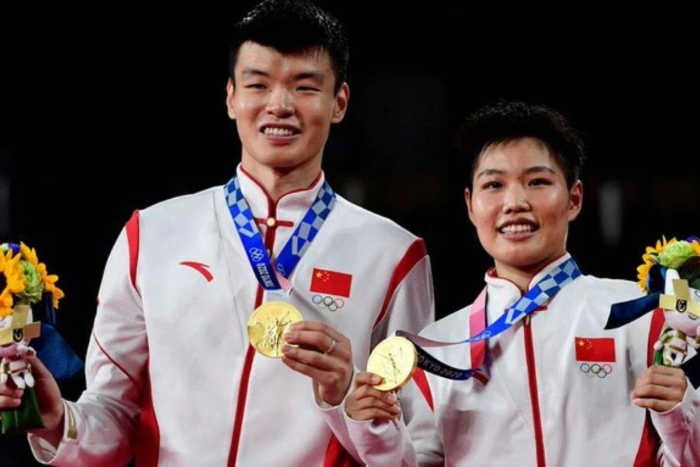 Cặp Wang Yilyu và Huang Dongpin của Trung Quốc giành huy chương Vàng môn Cầu lông. (Nguồn: Twitter)