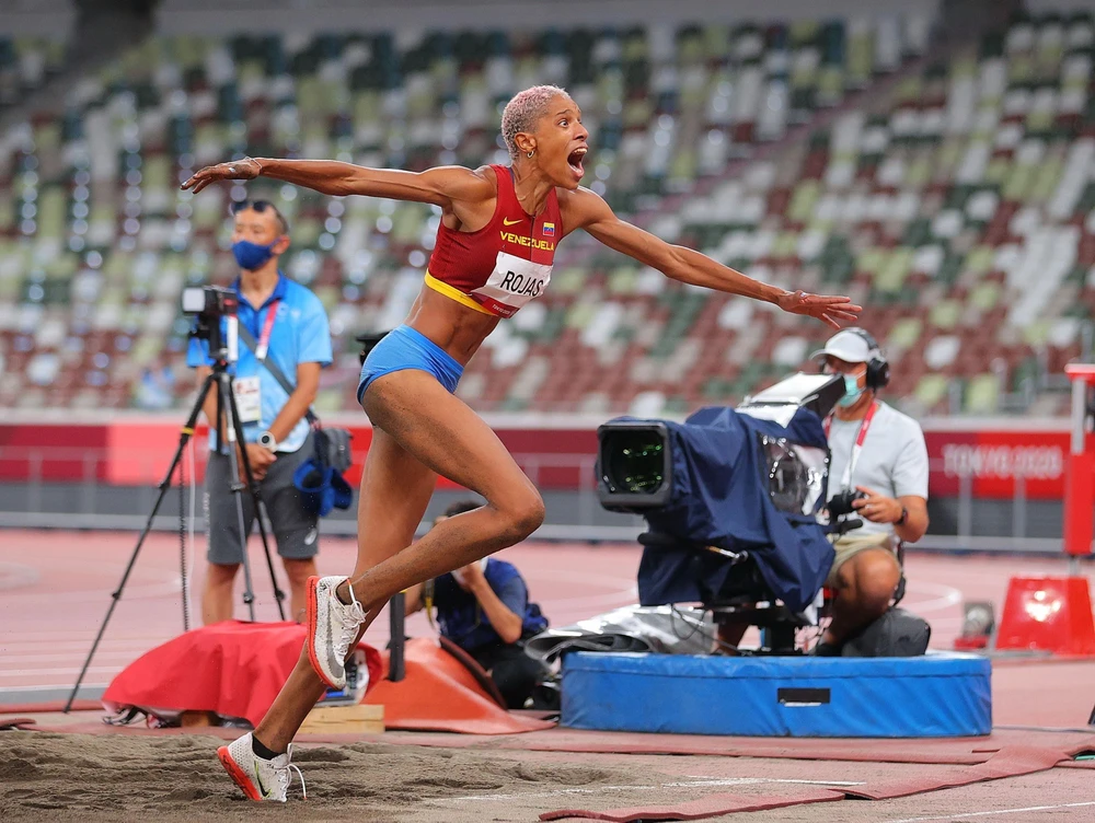 VĐV Venezuela Yulimar Rojas phá kỷ lục thế giới ở nội dung nhảy xa ba bước nữ, tại Olympic Tokyo 2020. (Ảnh: THX/TTXVN)