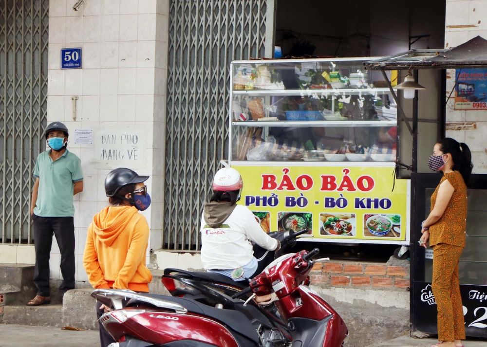 Các điểm bán đồ ăn tại thành phố Phan Rang-Tháp Chàm hoạt động trở lại theo hình thức bán mang về, đảm bảo theo quy định phòng, chống dịch. (Ảnh: Công Thử/TTXVN)