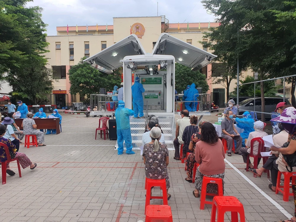 Xe lưu động đặt tại điểm tiêm chủng phục vụ cho người dân Thành phố Hồ Chí Minh trên 65 tuổi. (Ảnh: Thu Hương/TTXVN)