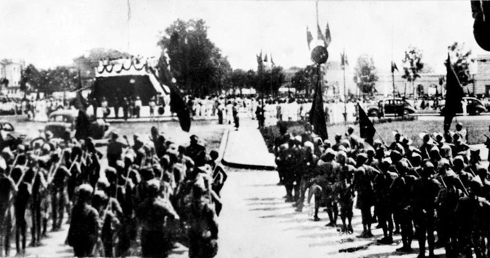Đông đảo nhân dân tập trung tại Quảng trường Ba Đình nghe Chủ tịch Hồ Chí Minh đọc Tuyên ngôn Độc Lập ngày 2/9/1945. (Ảnh: TTXVN)