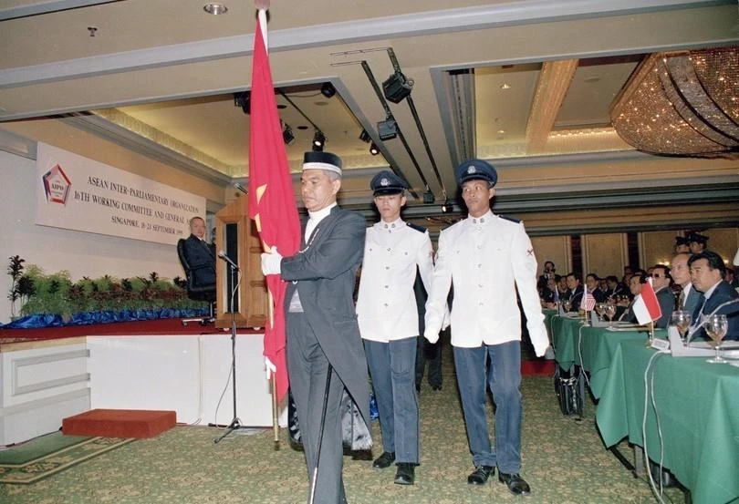 Nghi thức rước Quốc kỳ Việt Nam từ vị trí các nước quan sát viên sang vị trí các nước thành viên chính thức được tiến hành với sự chứng kiến của hàng trăm đại biểu, các hãng thông tấn báo chí trong nước và quốc tế. (Ảnh: Xuân Tuân/TTXVN)