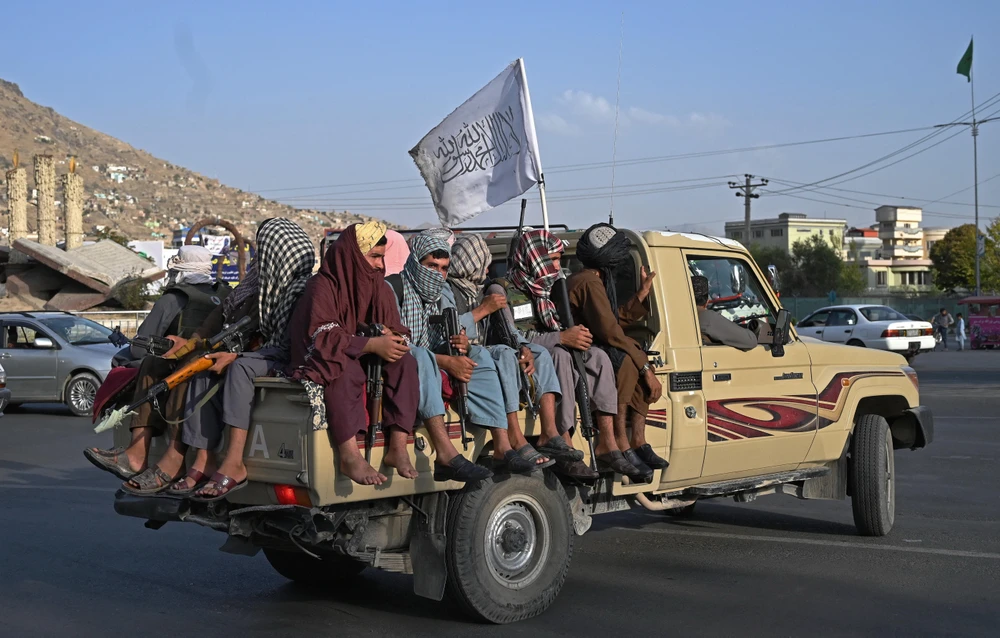 Các tay súng Taliban tuần tra trên đường phố ở Kabul, Afghanistan, ngày 23/8. (Ảnh: AFP/TTXVN)