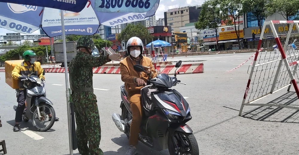 Bộ đội biên phòng tại chốt Điện Biên Phủ - Nguyễn Văn Thương, quận Bình Thạnh. (Ảnh: Hồng Nhung/TTXVN)