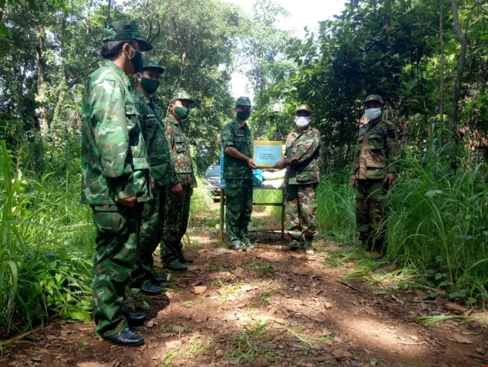 Đồn biên phòng Ia Nan (Bộ chỉ huy Bộ đội biên phòng tỉnh Gia Lai) tổ chức gặp hẹp trao đổi tình hình biên giới và trao hỗ trợ hàng hóa phòng chống COVID-19 cho lực lượng bảo vệ biên giới Campuchia. (Ảnh: Hồng Điệp/TTXVN)