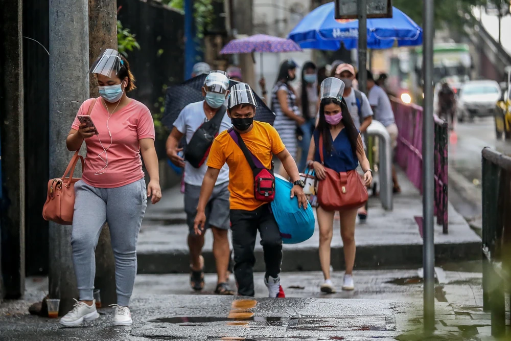 Người dân đeo khẩu trang phòng dịch COVID-19 tại thành phố Quezon, Philippines. (Ảnh: THX/TTXVN)