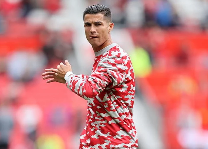 Áo đấu CR7 phá kỷ lục doanh thu với 32 triệu bảng trong 12 giờ, Ronaldo  'nghỉ hè' trong biệt thự ở Manchester | CHUYÊN TRANG THỂ THAO