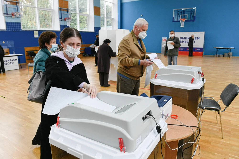 Cử tri Nga bỏ phiếu bầu Duma Quốc gia (Hạ viện) tại điểm bầu cử ở Moskva, ngày 19/9/2021. (Ảnh: THX/TTXVN)