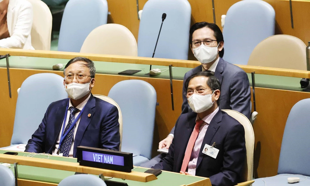 Bộ trưởng Ngoại giao Bùi Thanh Sơn và các đại biểu tham dự Phiên thảo luận Cấp cao Đại hội đồng Liên hợp quốc lần thứ 76. (Ảnh: Thống Nhất/TTXVN)