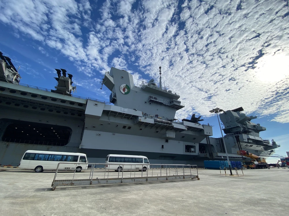 Tàu sân bay HMS Queen Elizabeth neo tại Căn cứ hải quân Changi, Singapore, ngày 11/10/2021. (Ảnh: AFP/TTXVN)