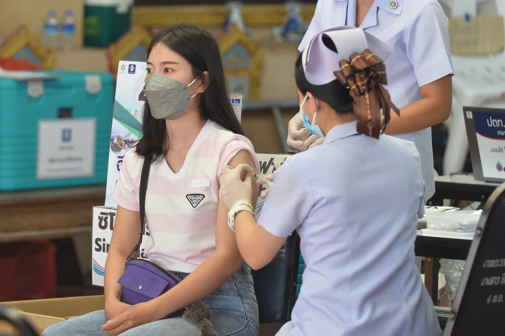Nhân viên y tế tiêm vaccine ngừa COVID-19 cho người dân ở Bangkok, Thái Lan. (Ảnh: THX/TTXVN)