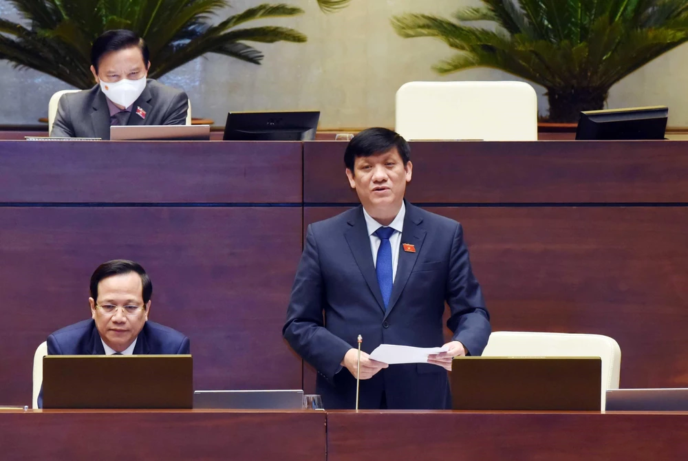 Bộ trưởng Bộ Y tế Nguyễn Thanh Long phát biểu giải trình, làm rõ một số vấn đề đại biểu Quốc hội nêu. (Ảnh: Phạm Kiên/TTXVN)