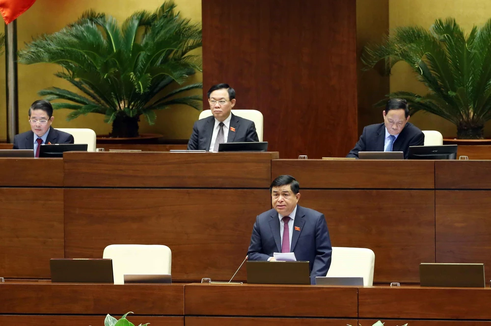 Bộ trưởng Bộ Kế hoạch và Đầu tư Nguyễn Chí Dũng phát biểu giải trình, làm rõ một số vấn đề đại biểu Quốc hội nêu. (Ảnh: Phạm Kiên/TTXVN)