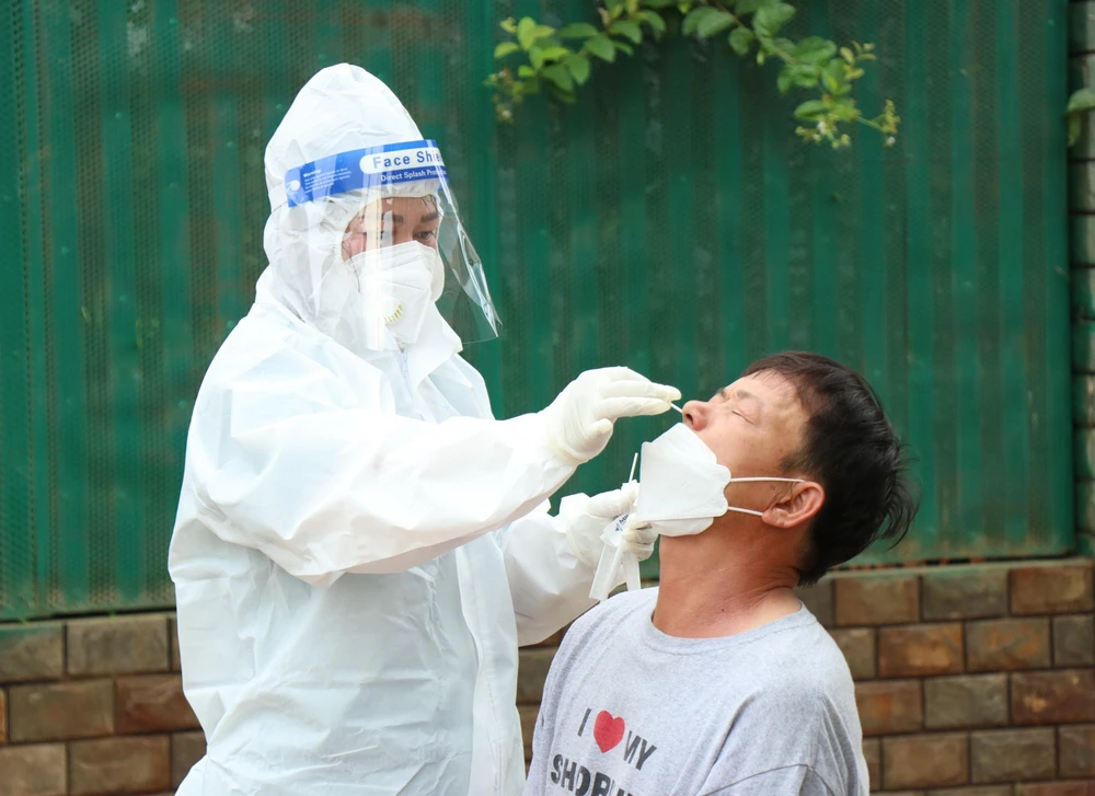 Nhân viên y tế lấy mẫu xét nghiệm cho người dân thành phố Buôn Ma Thuột. (Ảnh: Tuấn Anh/TTXVN)