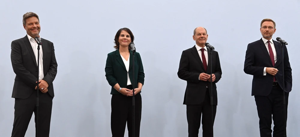 Đồng lãnh đạo đảng Xanh Robert Habeck và Annalena Baerbock, Phó Thủ tướng đồng thời là ứng viên Thủ tướng của SPD Olaf Scholz và lãnh đạo FDP Christian Lindner trong buổi họp báo sau cuộc đàm phán thăm dò về việc thành lập Chính phủ liên minh, tại Berlin,