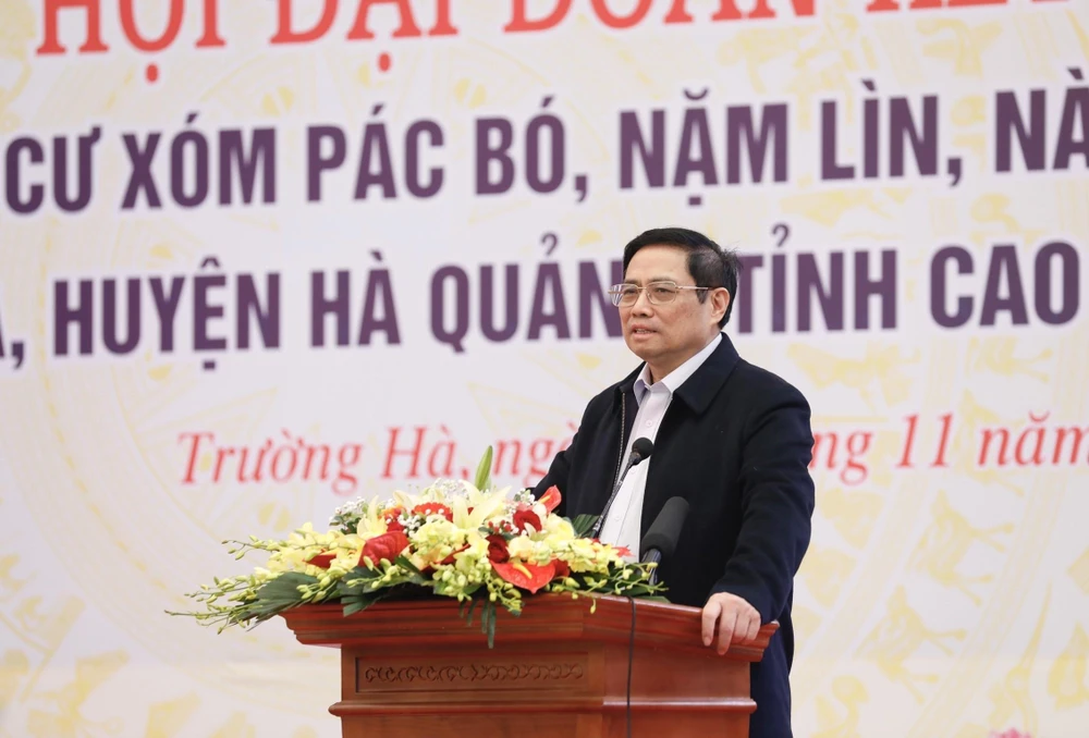 Thủ tướng Phạm Minh Chính phát biểu tại Ngày hội Đại đoàn kết liên khu dân cư xóm Pác Bó, Nặm Lìn, Nà Lẹng (Hà Quảng, Cao Bằng). (Ảnh: Dương Giang/TTXVN)