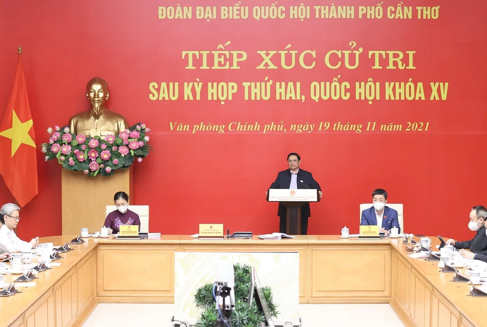 Thủ tướng Phạm Minh Chính phát biểu tại buổi tiếp xúc cử tri Thành phố Cần Thơ trực tuyến từ điểm cầu Chính phủ (Hà Nội). (Ảnh: Dương Giang-TTXVN)
