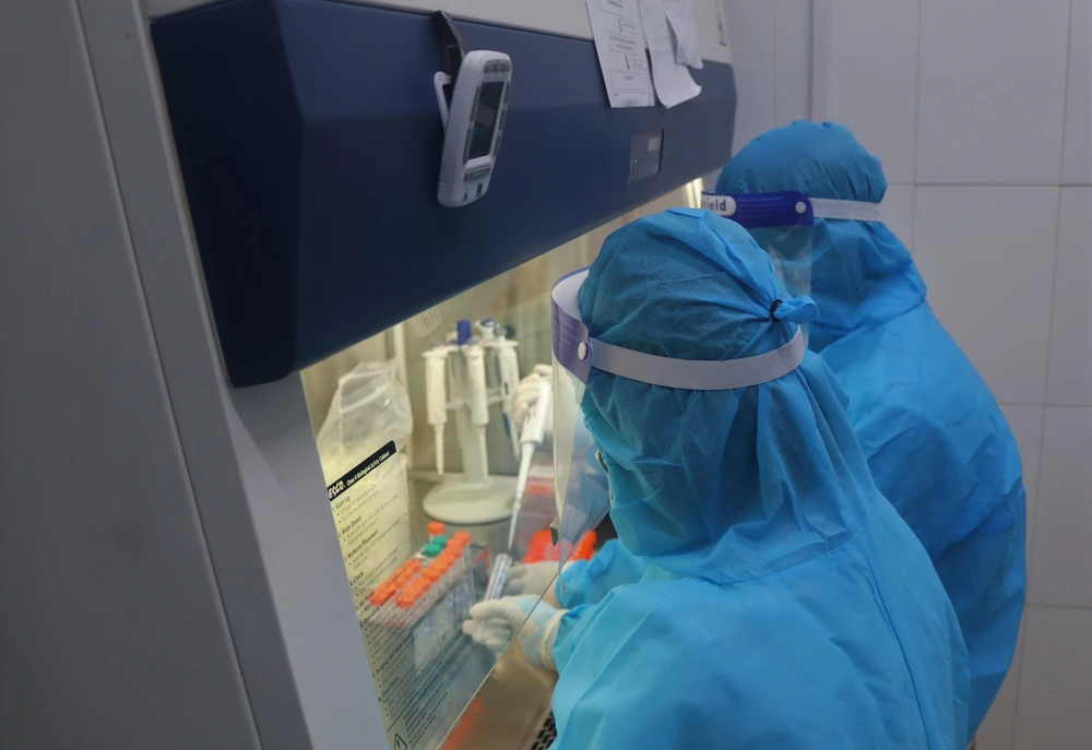 Kỹ thuật viên của Trung tâm Kiểm soát bệnh tật tỉnh Cao Bằng thực hiện xét nghiệm SARS-CoV-2 bằng phương pháp RT-PCR. (Ảnh: Chu Hiệu/TTXVN)