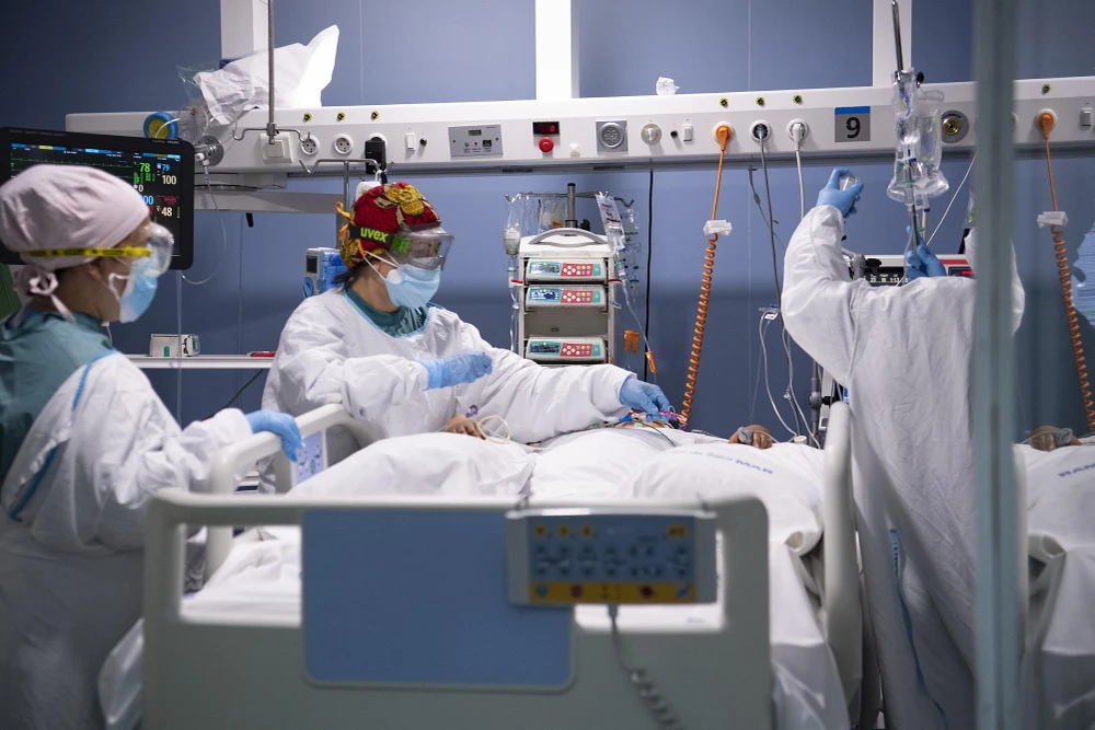 Nhân viên y tế điều trị cho bệnh nhân COVID-19 tại bệnh viện ở Barcelona, Tây Ban Nha. (Ảnh: AFP/TTXVN)