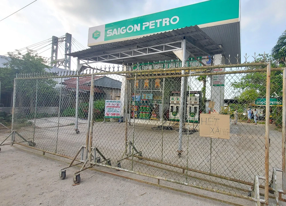 Một cửa hàng kinh doanh xăng dầu ở xã Vọng Đông (huyện Thoại Sơn) thông báo hết xăng. (Ảnh: Công Mạo/TTXVN) 