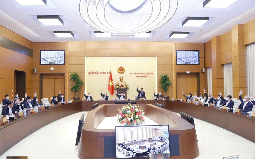 Ủy ban Thường vụ Quốc hội biểu quyết thông qua Nghị quyết về việc thành lập thành phố Phổ Yên (tỉnh Thái Nguyên) và các phường trực thuộc. (Ảnh: Doãn Tấn/TTXVN)