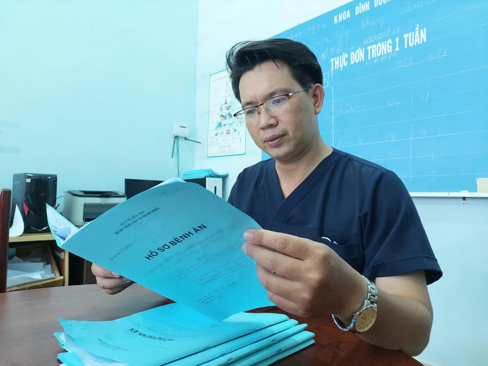Bác sỹ trẻ Lê Kim Bình, Trưởng khu điều trị F0 nhẹ-trung bình (Bệnh viện Dã Chiến số 1). (Ảnh: Chương Đài/TTXVN)