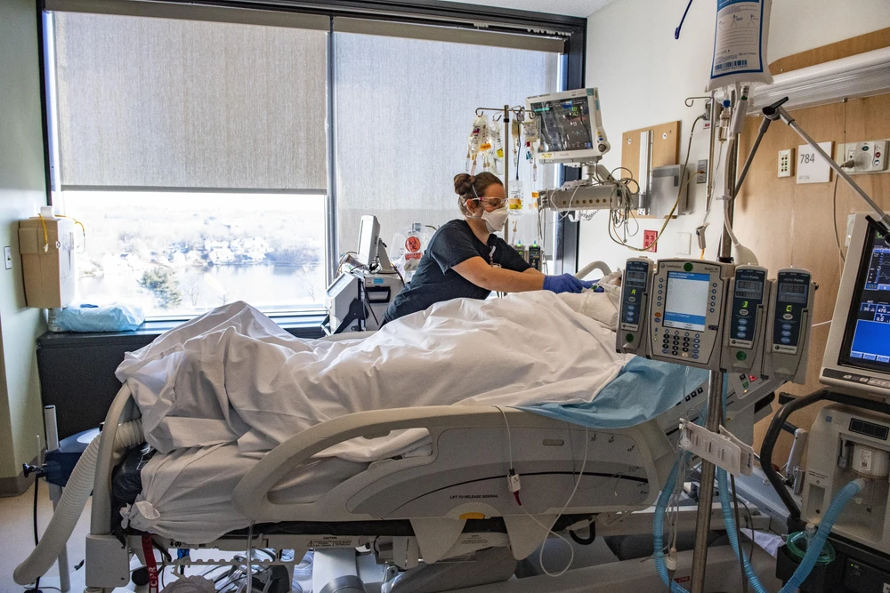 Nhân viên y tế điều trị cho bệnh nhân COVID-19 tại trung tâm y tế ở Worcester, Massachusetts, Mỹ. (Ảnh: AFP/TTXVN)