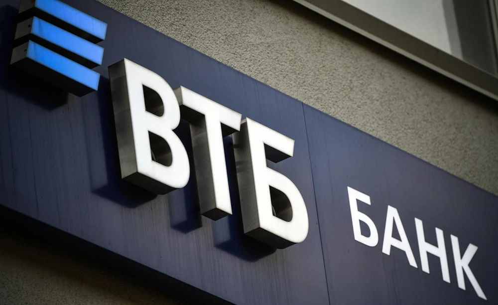 Biểu tượng ngân hàng VTB tại trụ sở ở Moskva, Nga. (Ảnh: AFP/TTXVN)