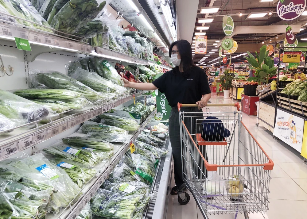 Người tiêu dùng mua sắm tại siêu thị ở Thành phố Hồ Chí Minh. (Ảnh: Mỹ Phương/TTXVN)