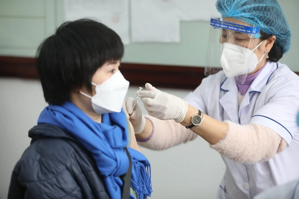Nhân viên y tế tiêm vaccine phòng COVID-19 cho người dân. (Ảnh: Minh Quyết/TTXVN)