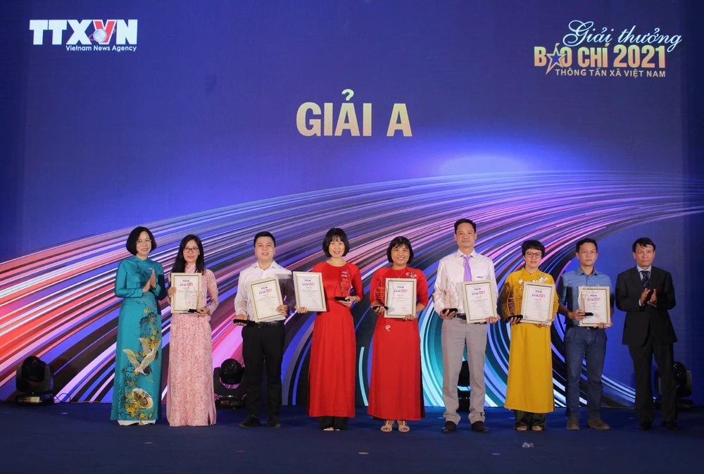 Các tác giải nhận giải A Giải thưởng Báo chí Thông tấn xã Việt Nam năm 2021. (Ảnh: Minh Anh/Vietnam+)