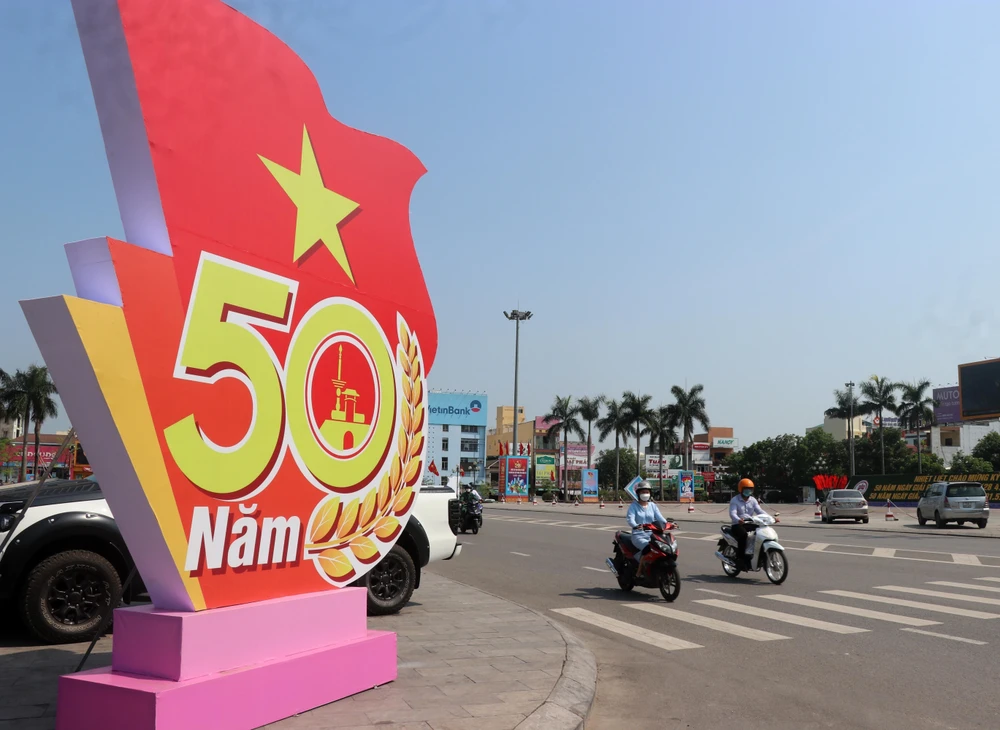 Lô gô tuyên truyền 50 năm ngày giải phóng Quảng Trị được đặt tại trung tâm thành phố Đông Hà. (Ảnh: Nguyên Lý/TTXVN)