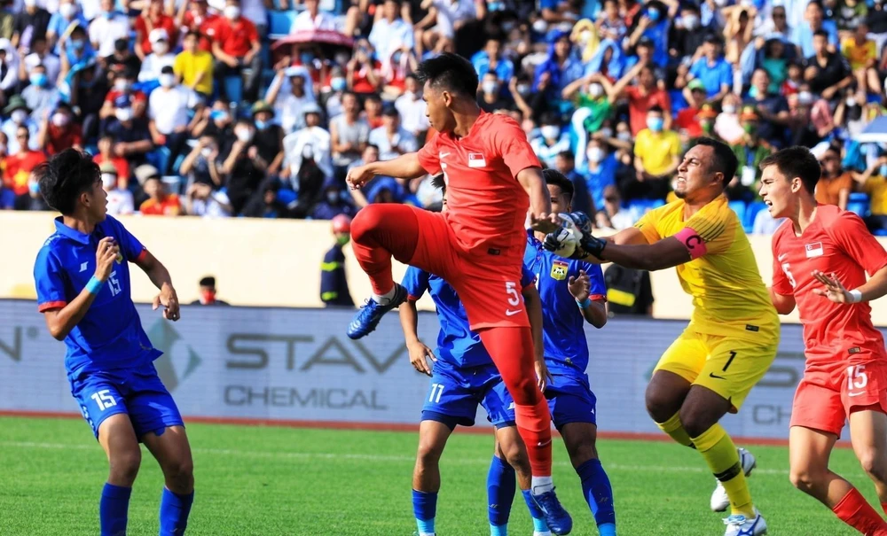 U23 Lào (áo xanh) đánh rơi chiến thắng dù dẫn trước 2-0 đến phút 88. (Ảnh: Tuấn Anh/TTXVN)